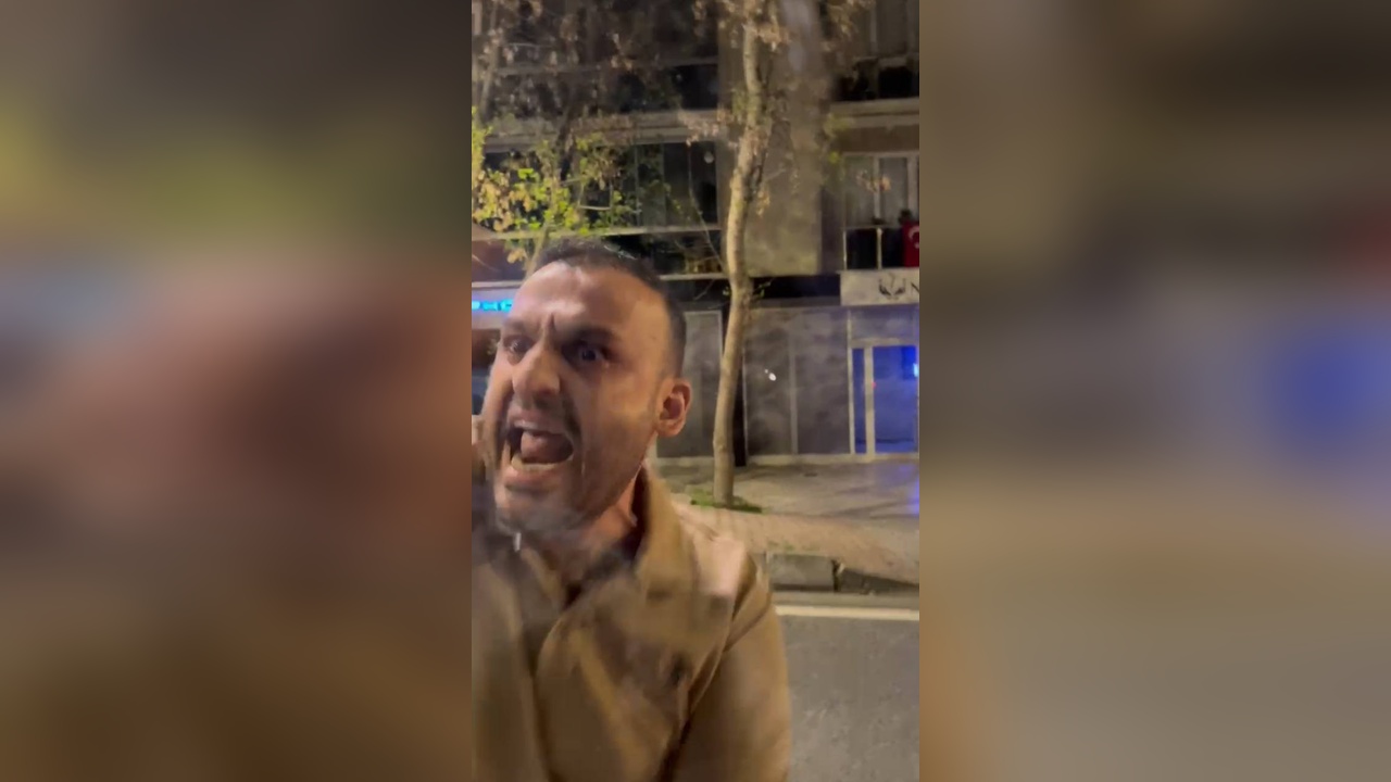 Büyükçekmece'de Minibüse Saldırı: Camı Yumrukladı
