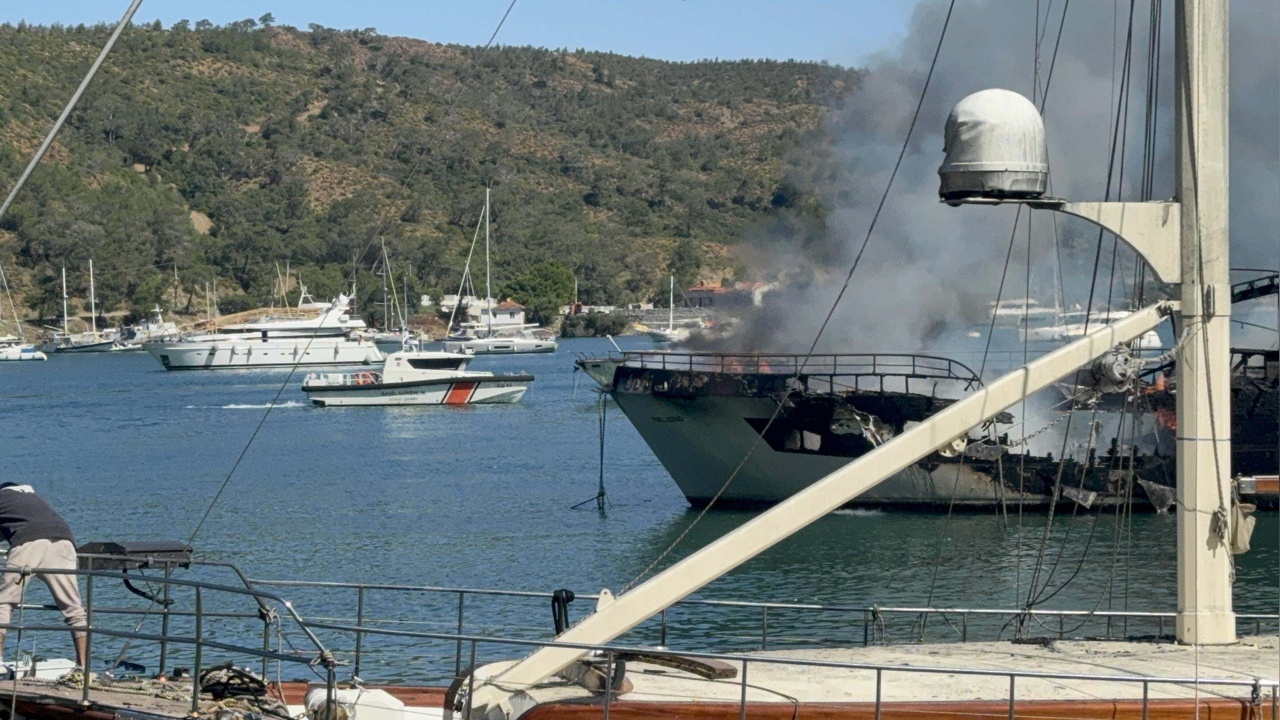 Fethiye'de Tekne Yangını Üç Diğer Tekneyi Tehdit Etti