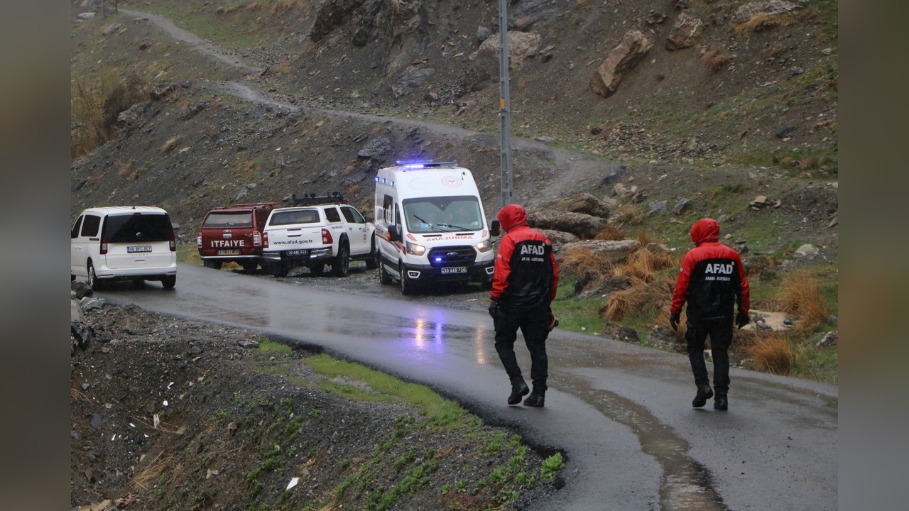 Eşinin Akıntıya Kapıldığı Derenin Etrafında Arama Çalışmaları Devam Ediyor