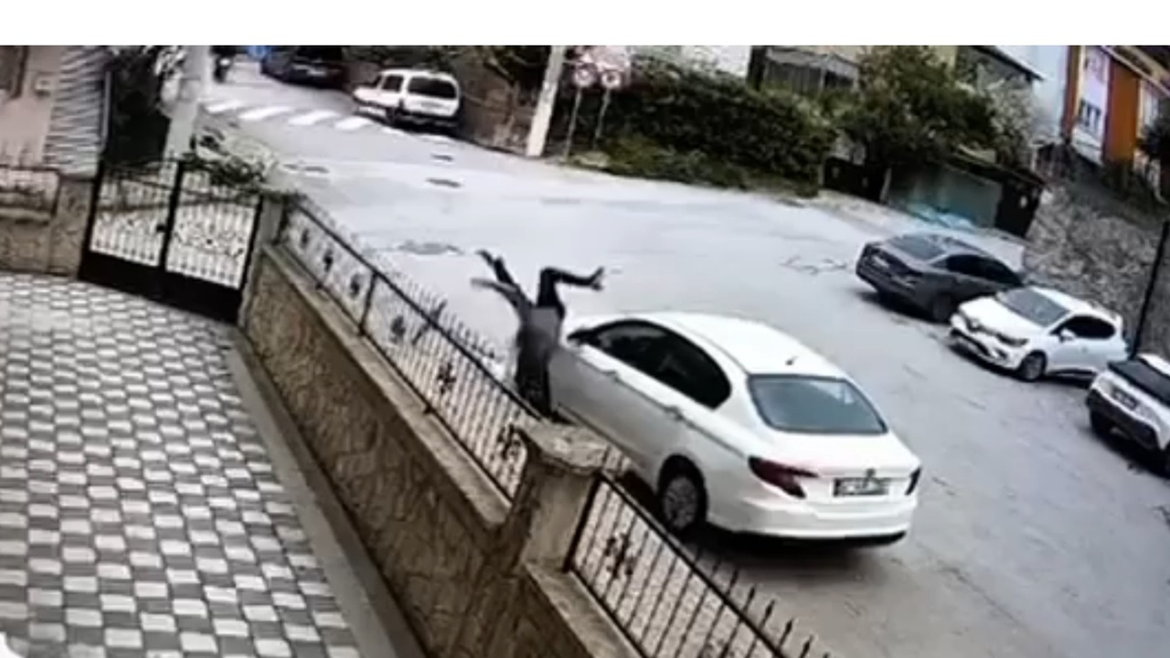 Park Halindeki Araca Skuter Çarpması