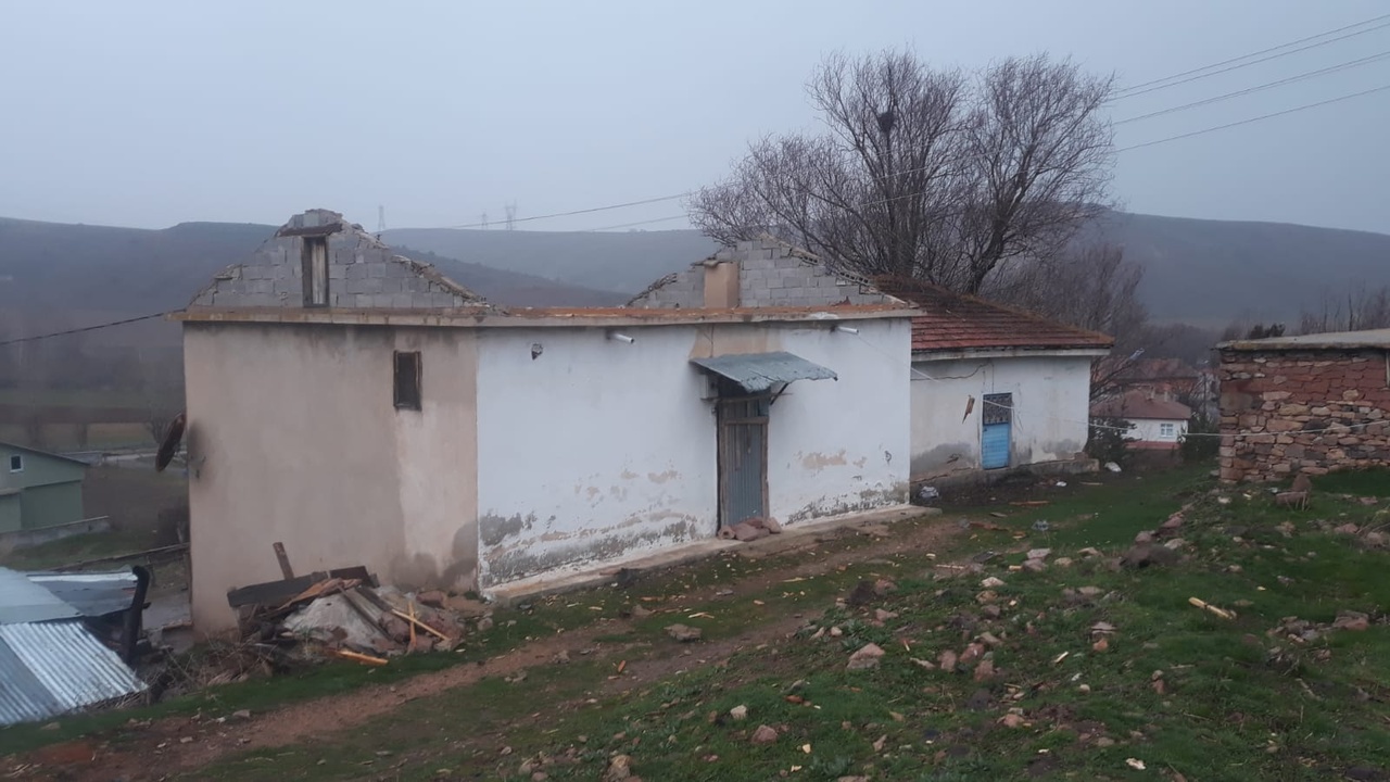 Gümüşhane'de Fırtına, 20 Evin Çatısını Uçurdu