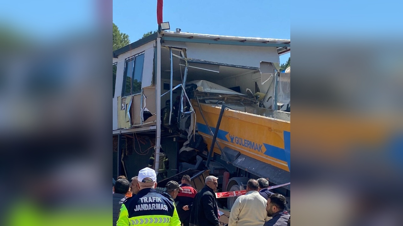 Hafriyat Kamyonu Prefabrik Eve Çarptı: Şoför Hayatını Kaybetti