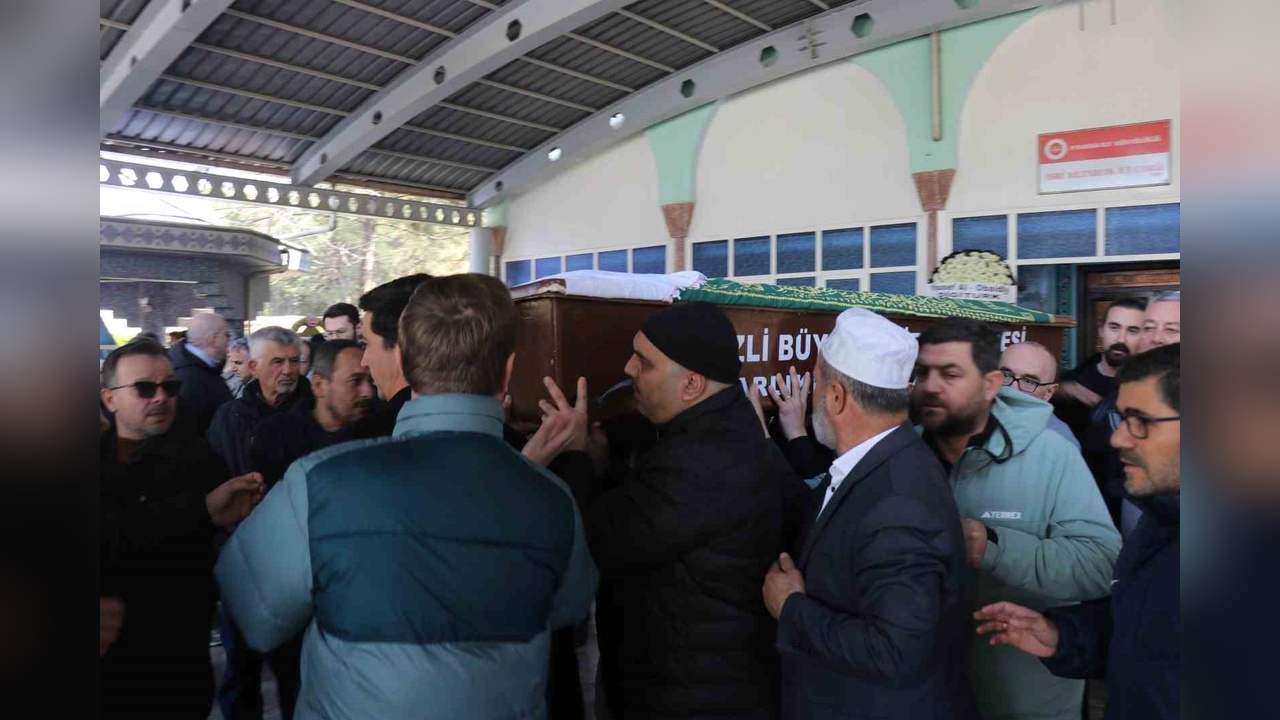 Ersun Yanal'ın Annesi Defnedildi