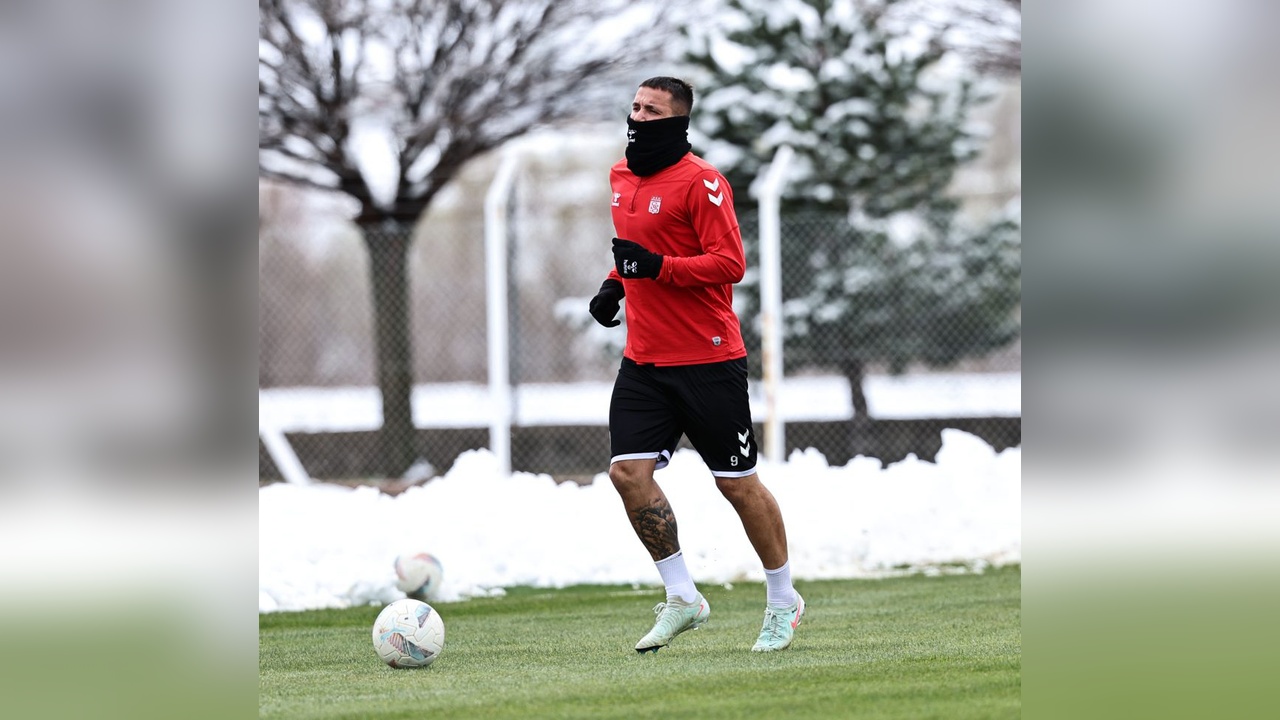 Sivasspor, Fenerbahçe karşılaşması için soğuk hava koşullarında antrenman yapıyor