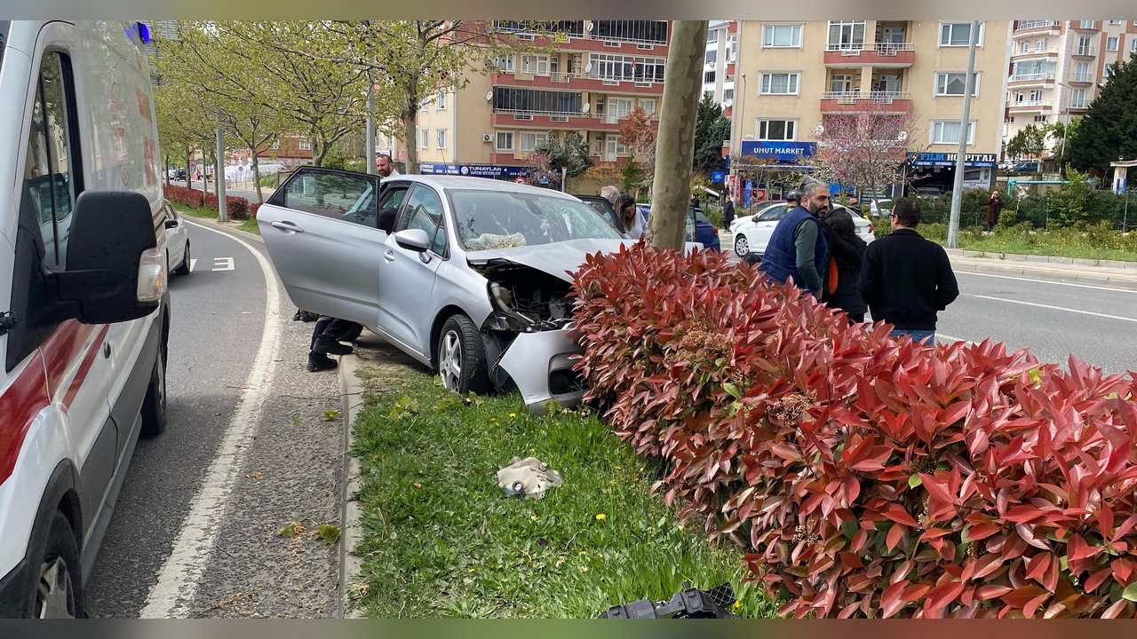 Ağaçla Çarpışan Otomobilde Üç Kişi Yaralandı