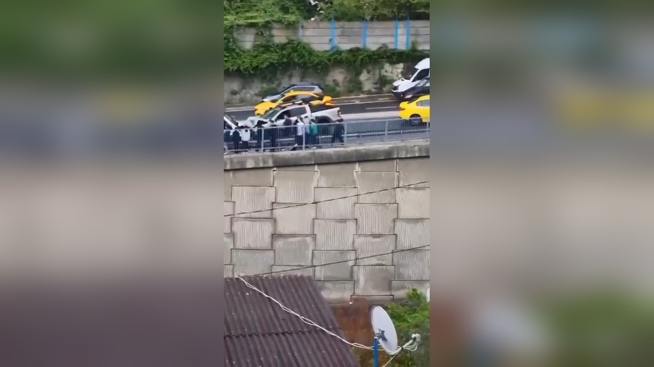 Sarıyer'de Öğrenci Servisi ile Pikap Çarpıştı, 11 Kişi Yaralandı