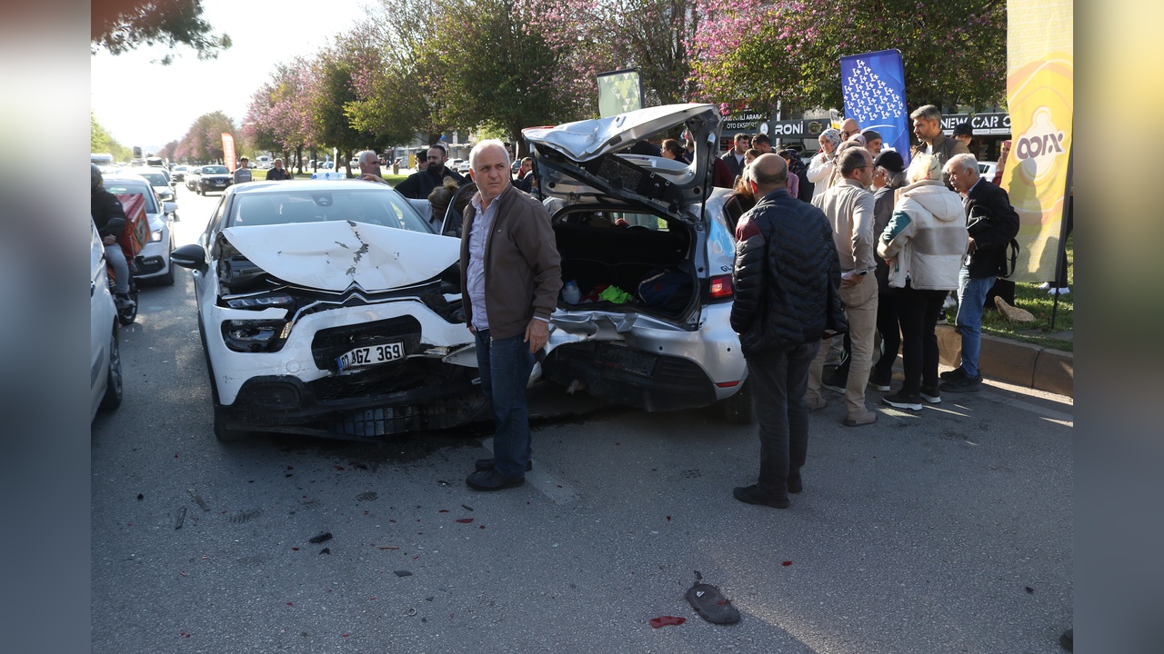 Park Halindeki Araç Harekete Geçti, Kazada Üç Kişi Yaralandı