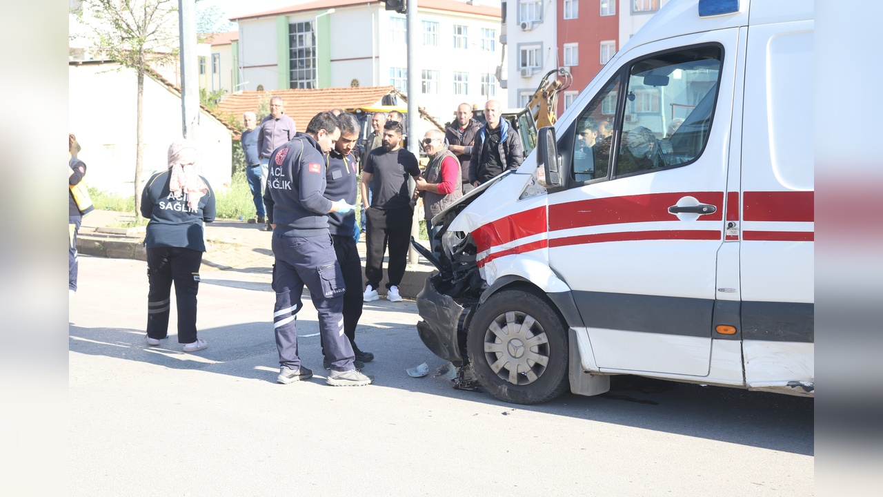 Antalya'da Ambulans ve Otomobil Çarpışması: Üç Kişi Yaralandı
