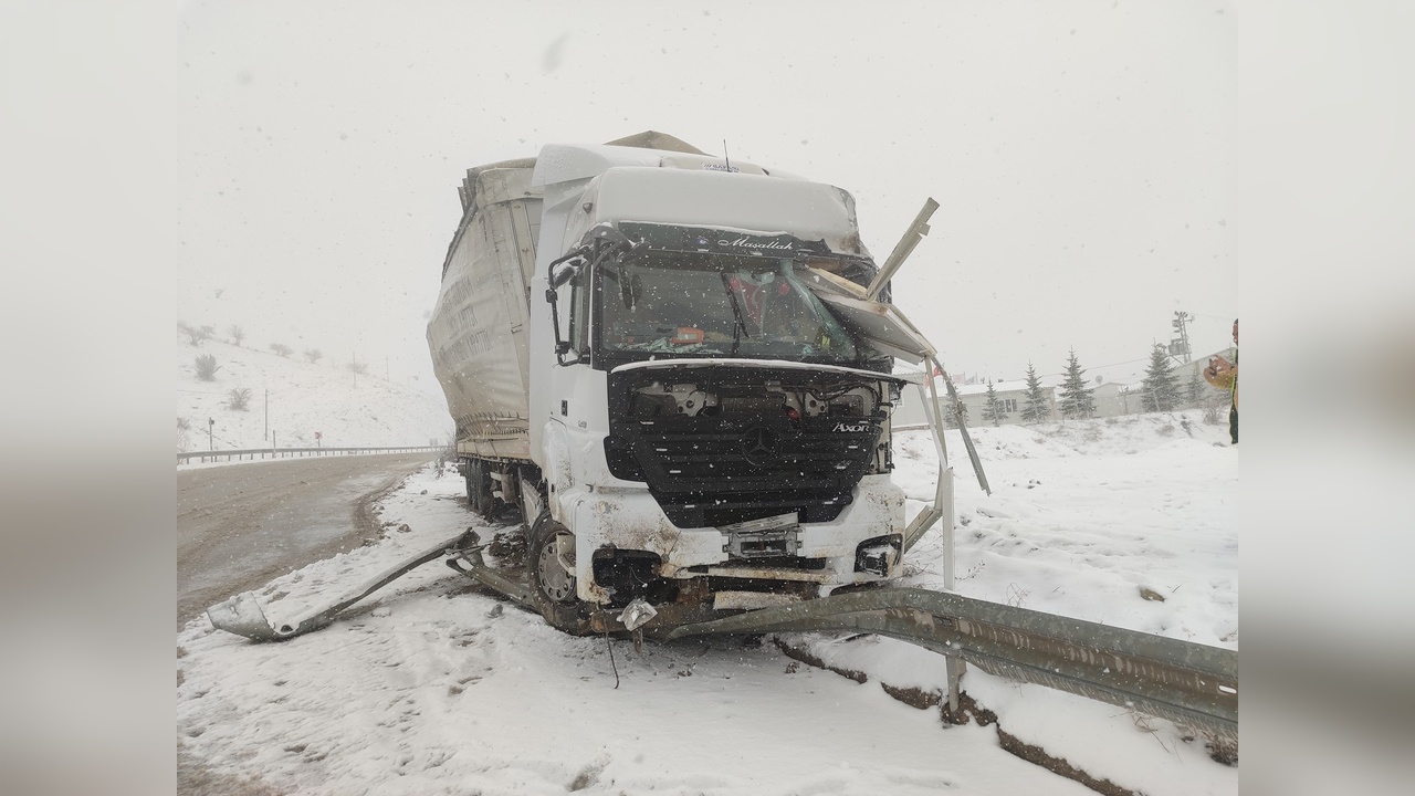 Karla kaplı yolda kayganlaşan TIR, şantiye ofisine çarptı