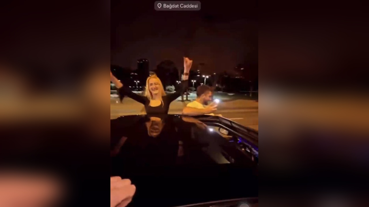 Kadıköy'de Otomobilin Camından Sarkan Yolcu Dikkat Çekti