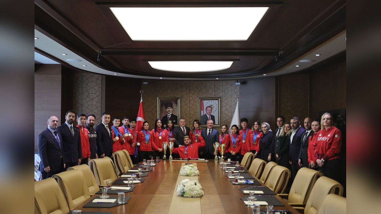 Bakan Bak, Para Atletizm Milli Takımı'nı Ağırladı