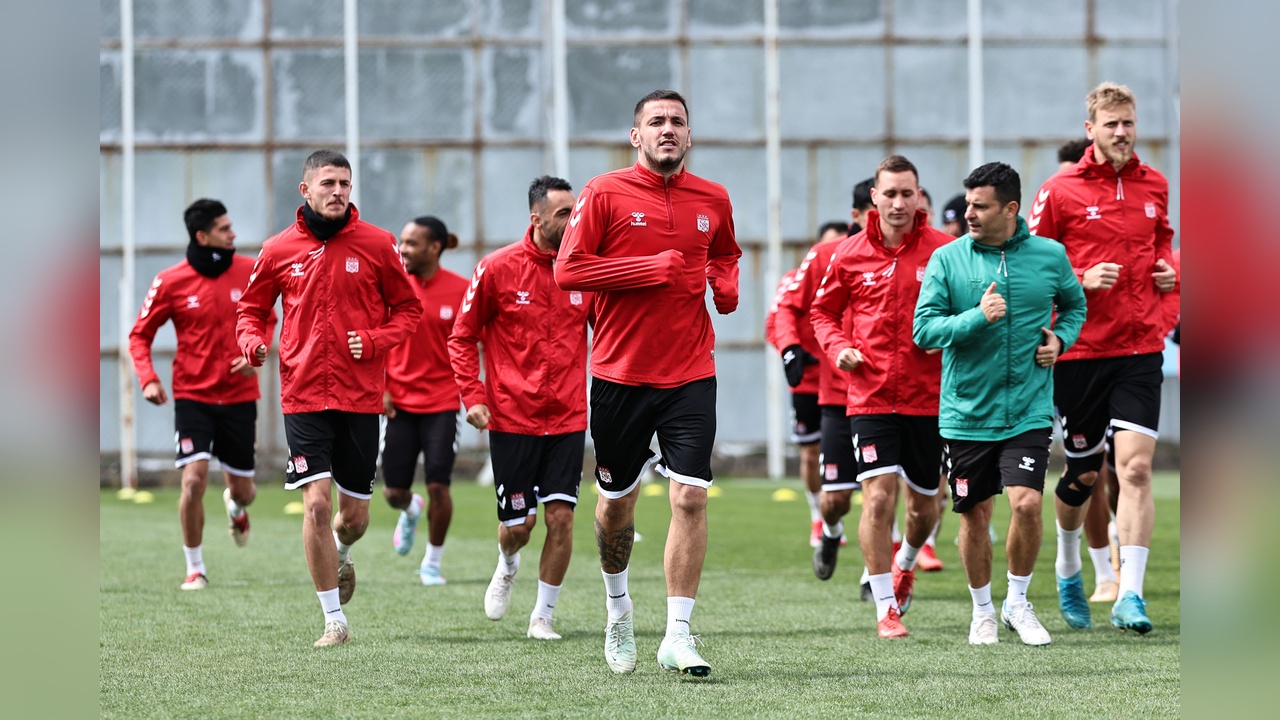 Sivasspor, Fenerbahçe ile Oynayacağı Maç İçin Hazırlıklarını Devam Ettiriyor