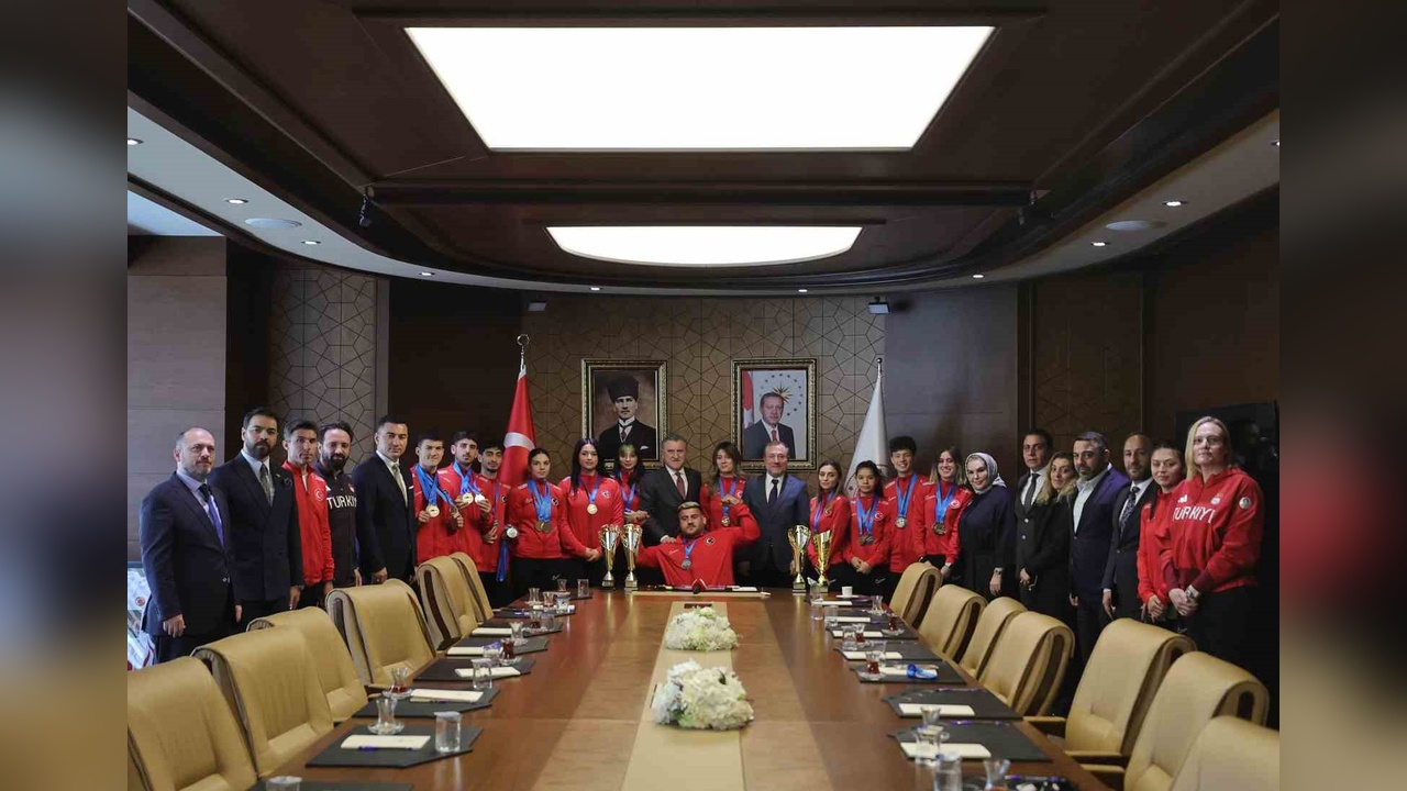 Özel Sporcular Para Atletizm Milli Takımı Bakan Bak tarafından kabul edildi