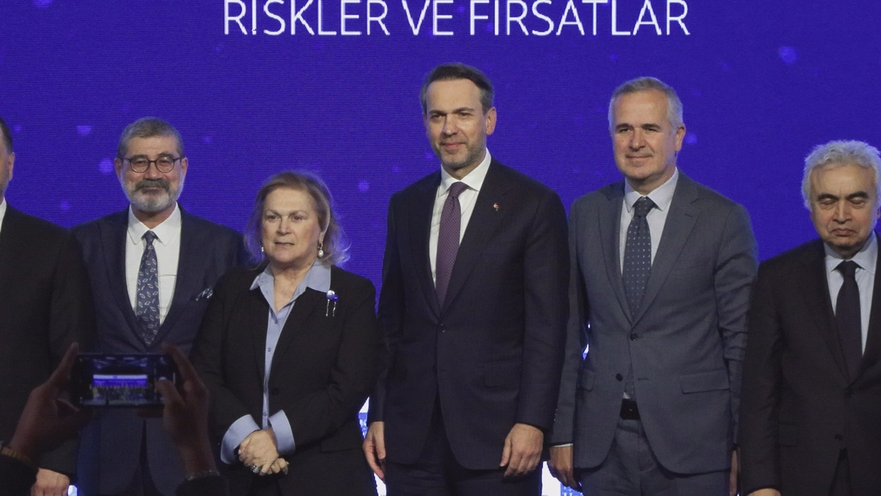 Bakan Bayraktar: Türkiye, 3.8 Milyon Abonenin Doğalgaz İhtiyacını Karşılıyor