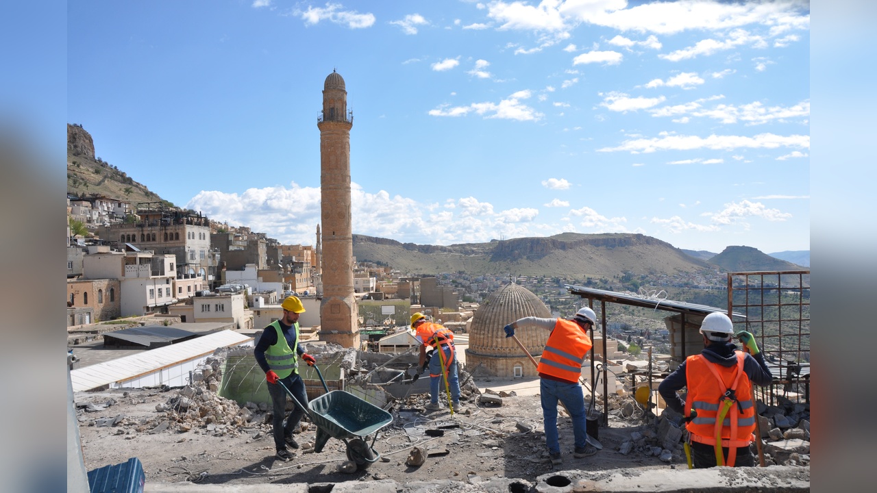 Mardin'de Tarihi Dokuya Zarar Veren Binaların Yıkımı Devam Ediyor