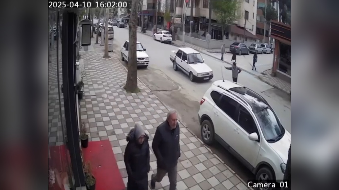 Yayaya Otomobil Çarpma Anı Güvenlik Kamerasında Kaydedildi