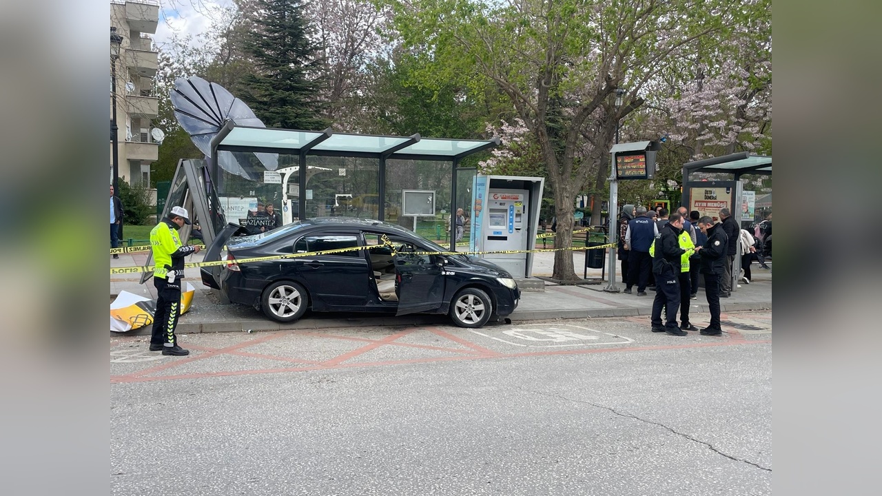 Gaziantep'te Otomobil Durağa Çarptı, 5 Kişi Yaralandı