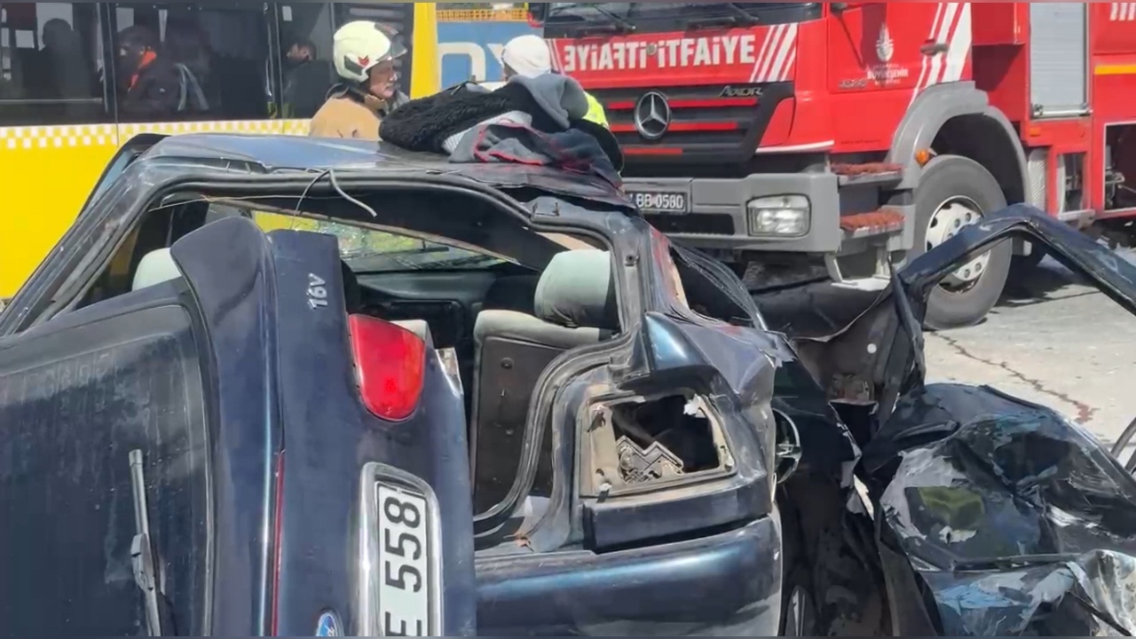 Arnavutköy'de Hafriyat Kamyonu Otomobile Çarptı, İki Kişi Yaralandı