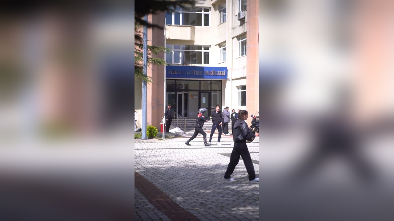 Öğrencilerden Polislere Kavga Sürprizi