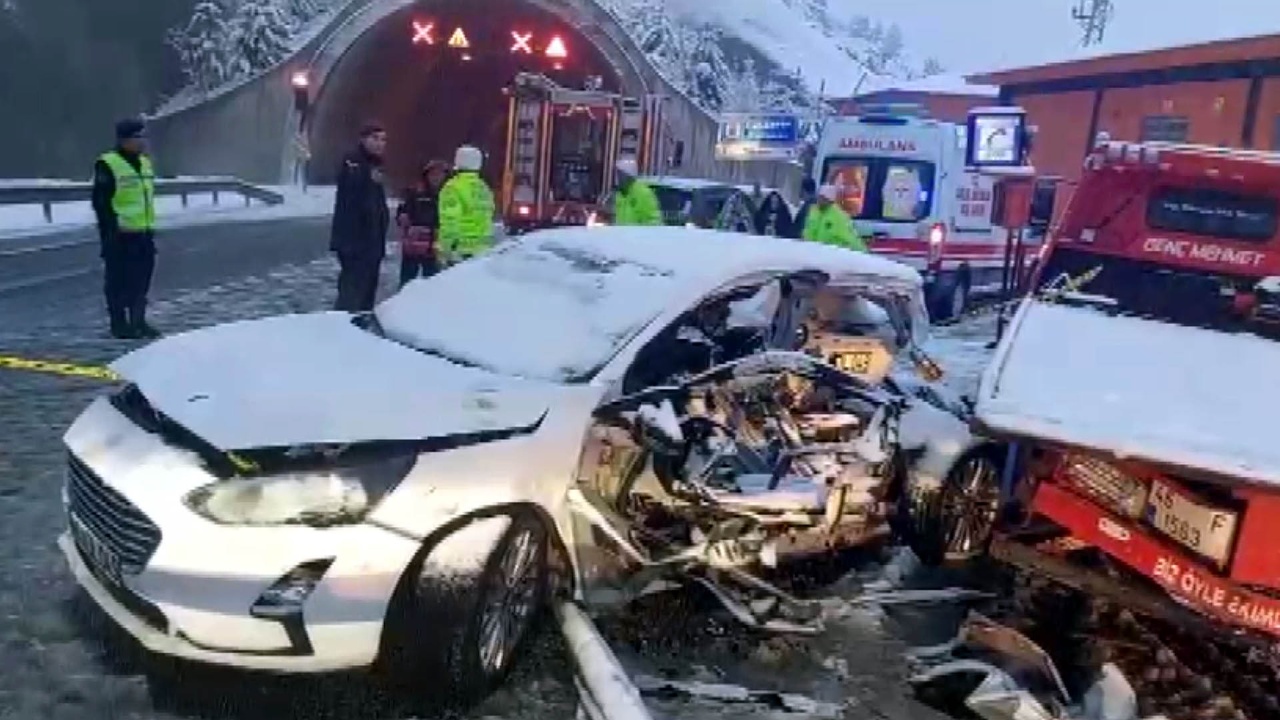 Otomobil Çekiciye Çarptı: Sürücü Hayatını Kaybetti