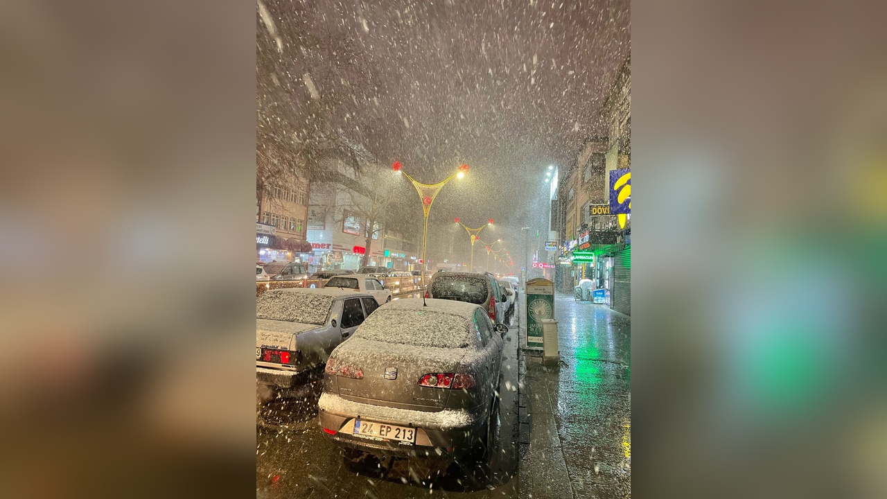 Erzincan'da Kar Yağışı Sürücülere Zor Anlar Yaşattı