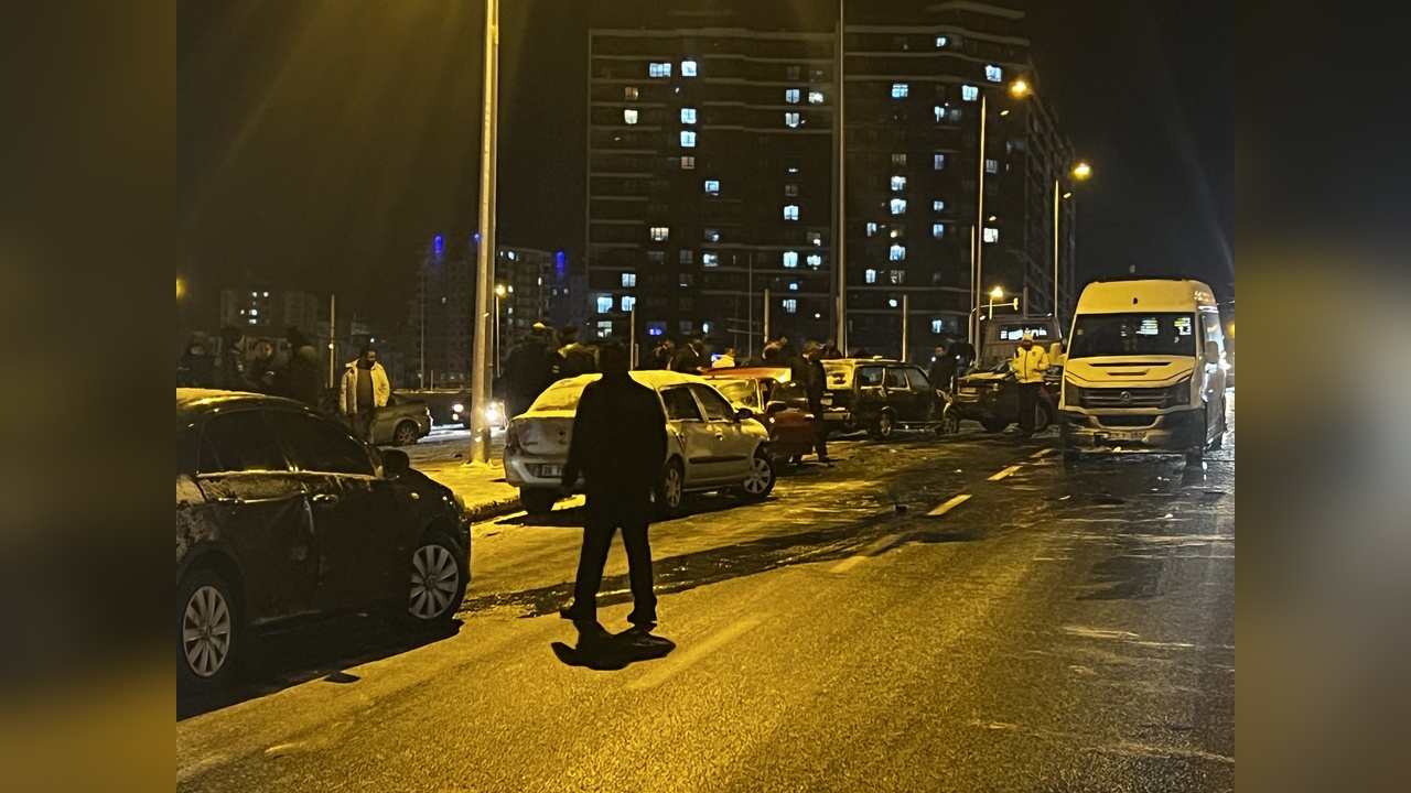 Kayseri'de Zincirleme Kaza: 11 Araç Çarpıştı, 2 Yaralı