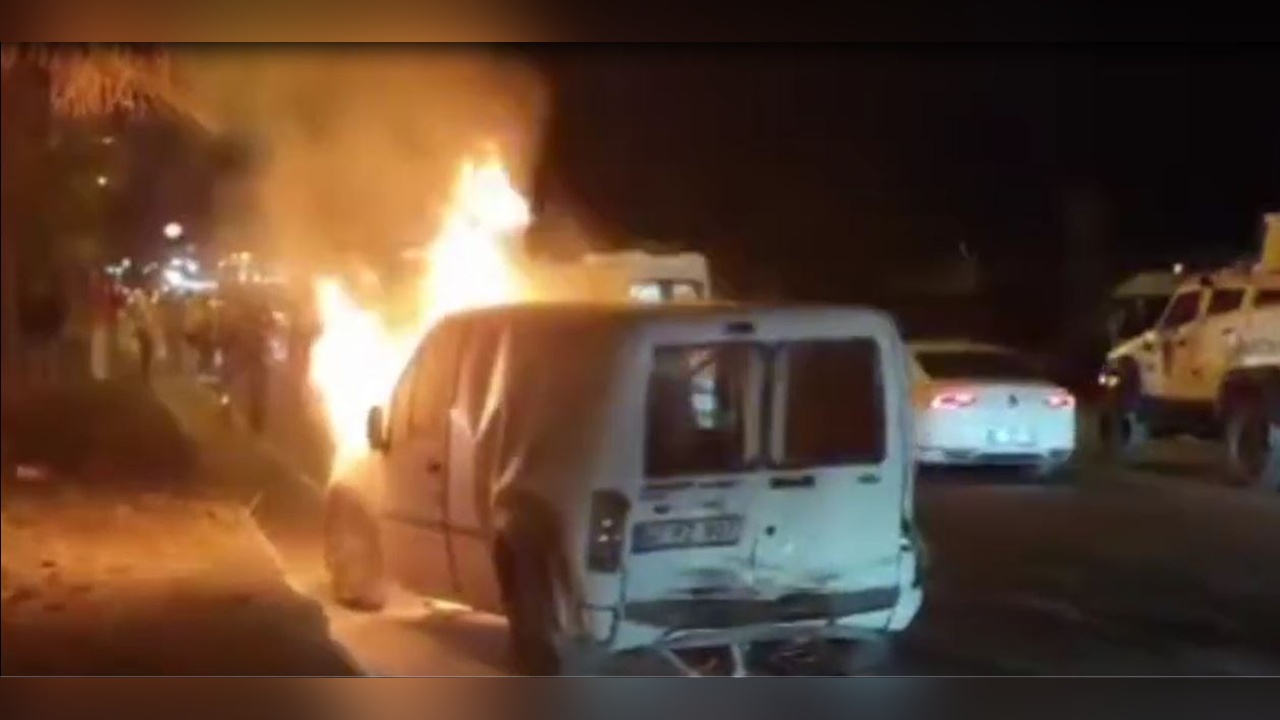 Mardin'de Zincirleme Trafik Kazası: Hafif Ticari Araç Alev Aldı