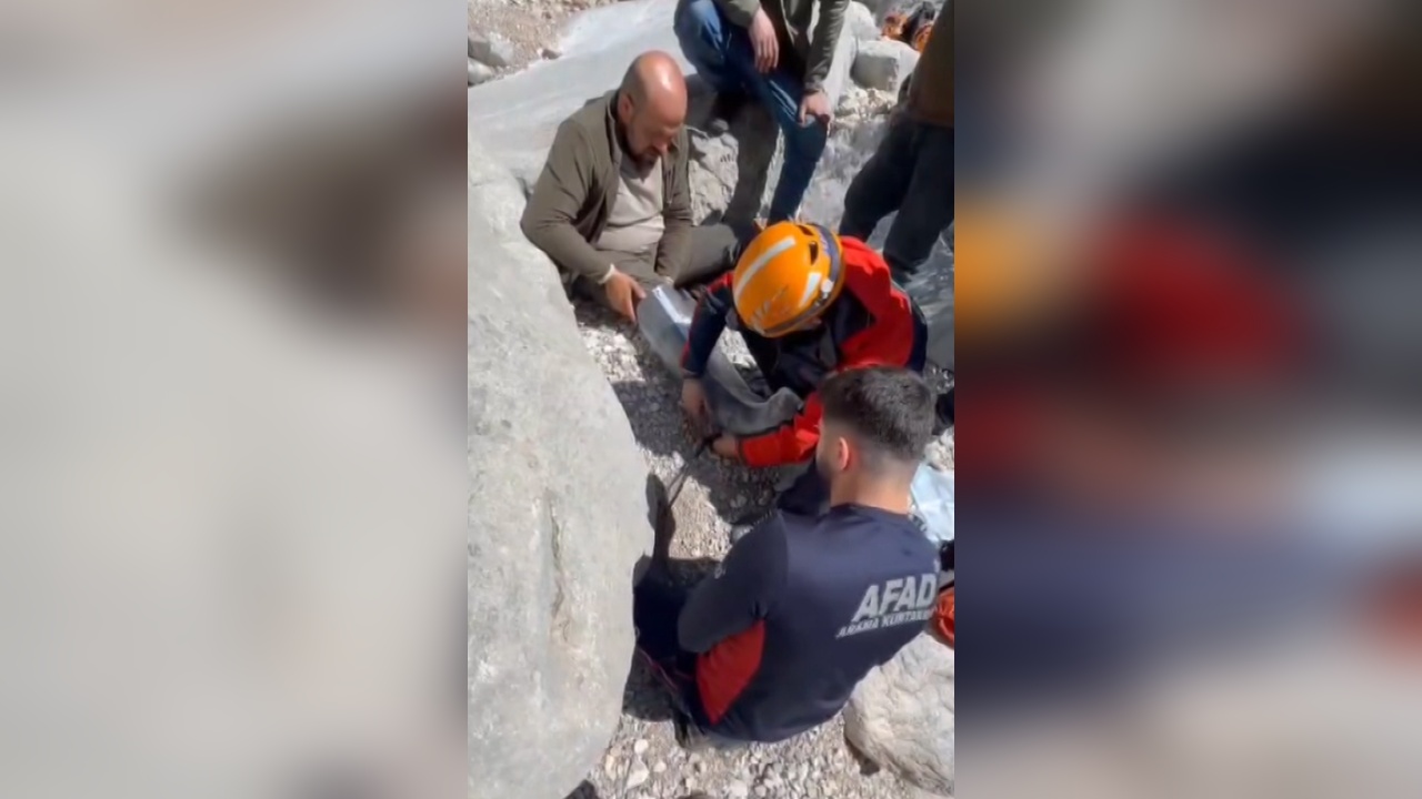 Helikopterle Kurtarılan Saha Bekçisi Kayalık Alandan Çıkarıldı
