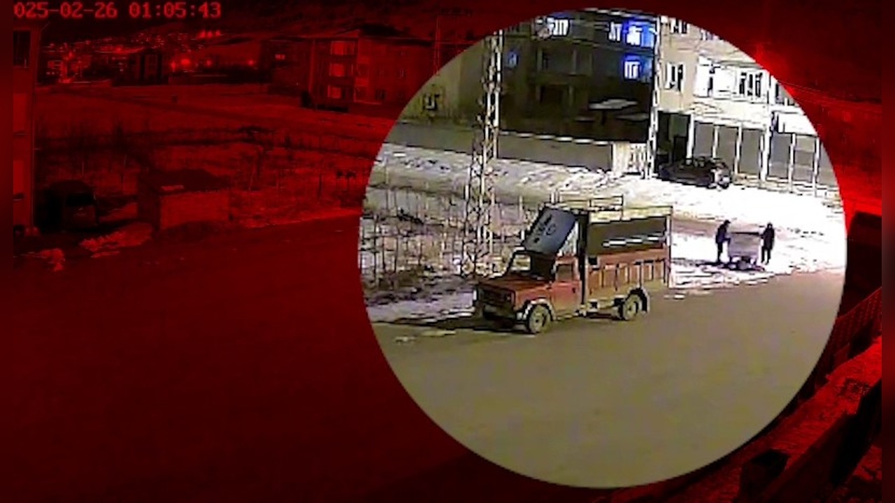 Hırsızlar, Çöp Konteynerini Kamyonetle Çaldı