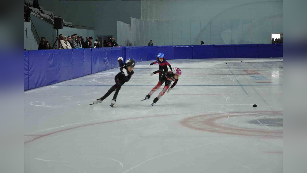 Kars'ta Short Track Türkiye Şampiyonası Start Aldı