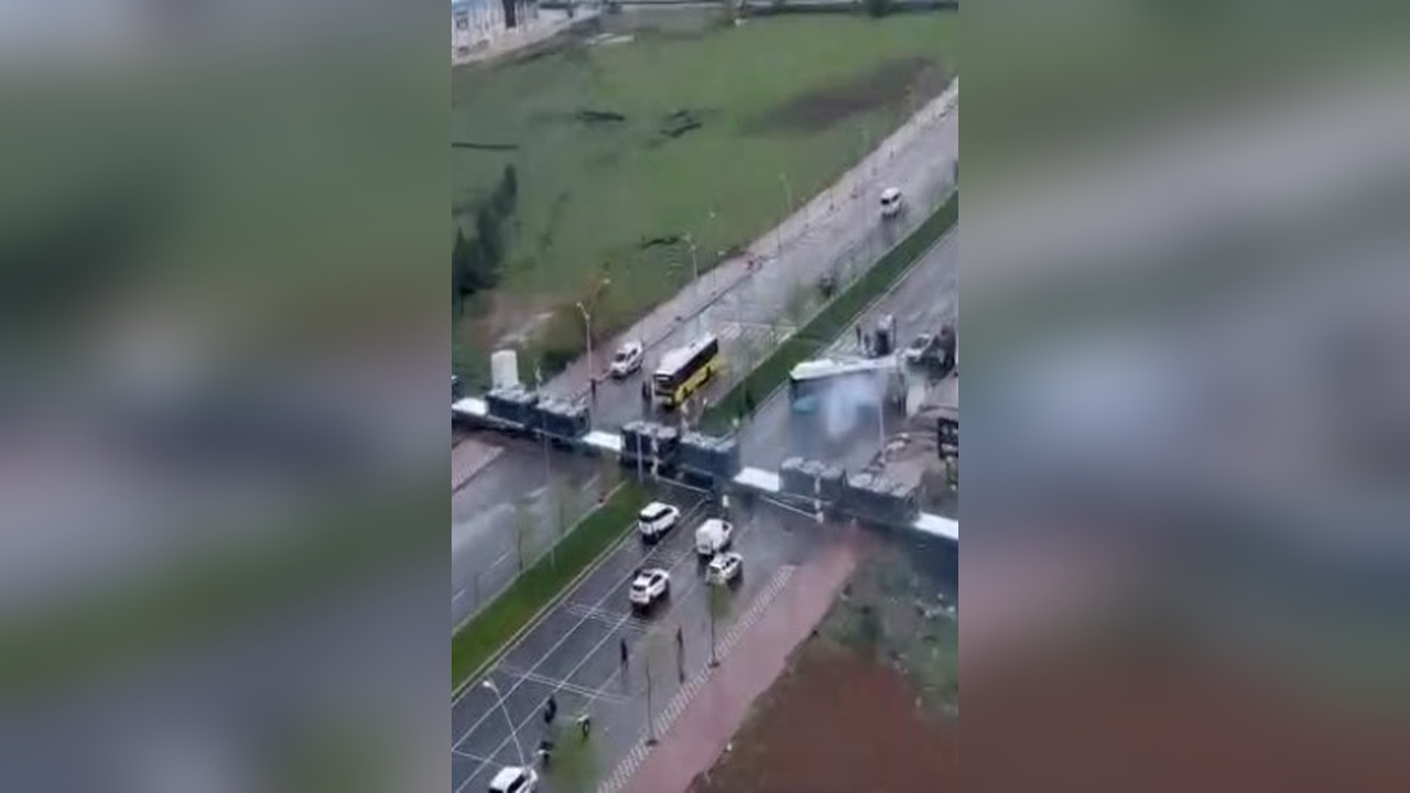 Yük Treni Belediye Otobüsüne Çarptı: Kaza Anı Kamerada