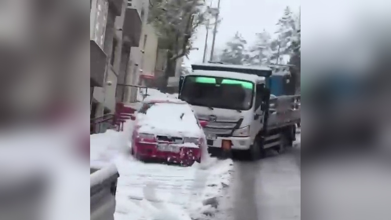 Karda Kayarak Park Halindeki Araçlara Çarpan Oksijen Tüpü Yüklü Kamyonet