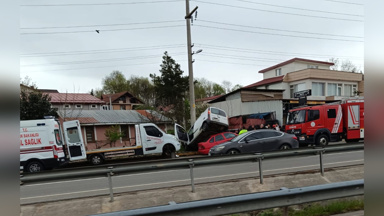 Tamirhane Önünde Kaza: 3 Kişi Yaralandı