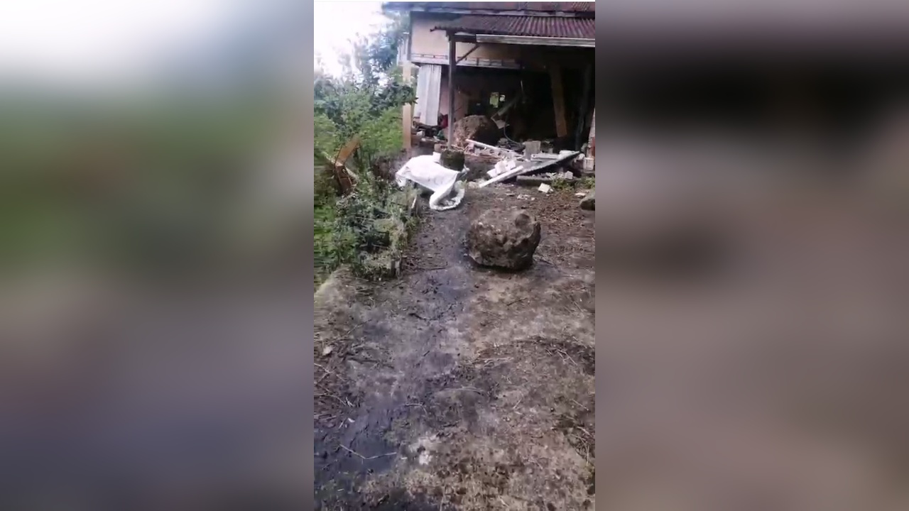 Rize'de Heyelan Sonucu Kayalar Eve Çarptı