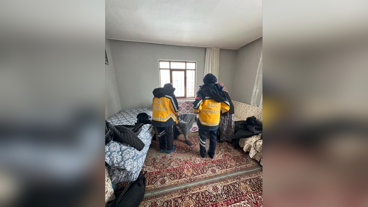 Köy Yolu Kapandı, Yaralı Kadın Paletli Ambulansla Kurtarıldı