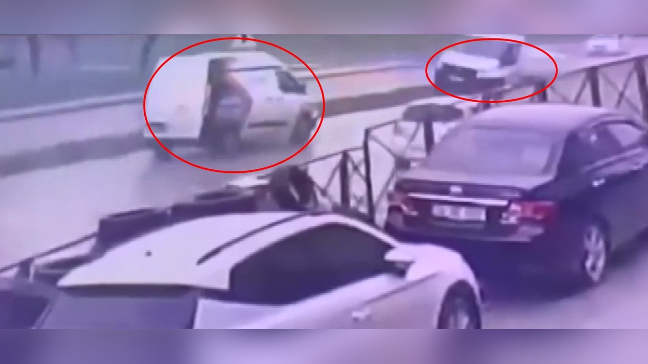 Refüjü Aşan Kamyonet Minibüse Çarptı: 3 Yaralı