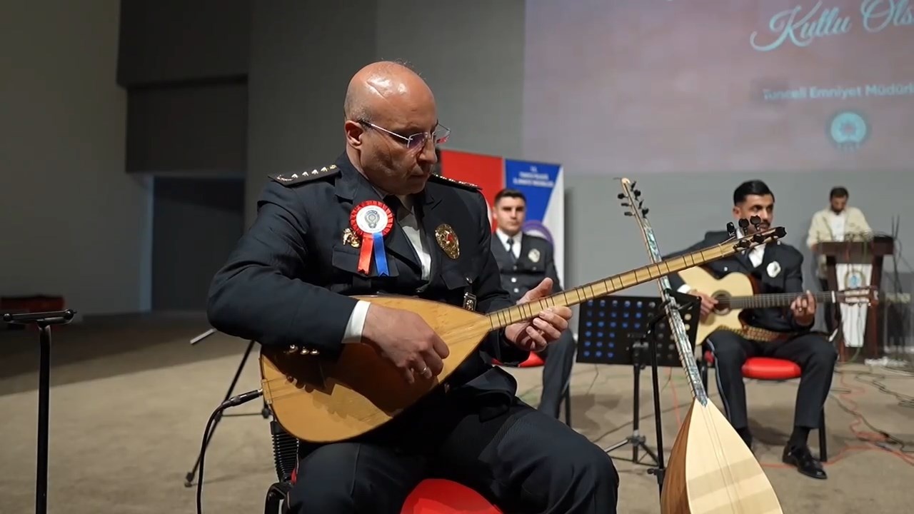 Emniyet Müdürü Müzik Performansı ile Dikkat Çekti