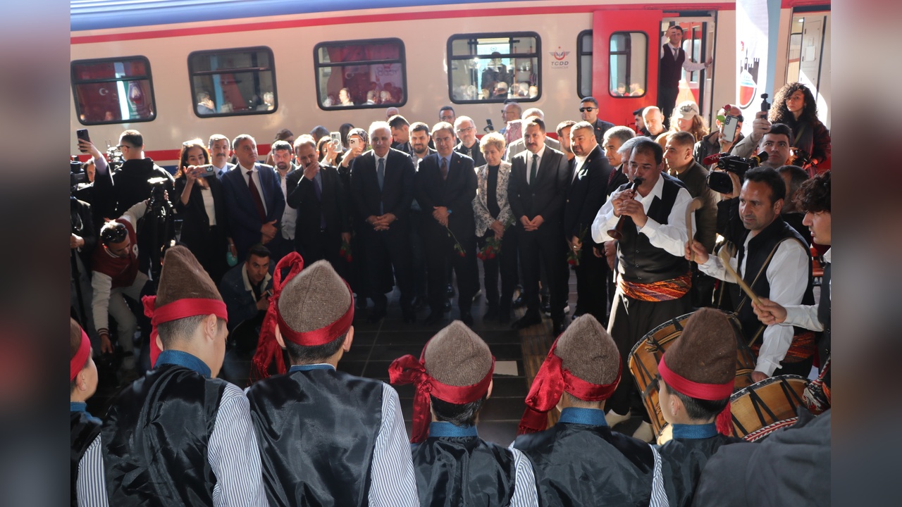 Diyarbakır Ekspresi, Güllerle ve Halk Oyunlarıyla Karşılandı