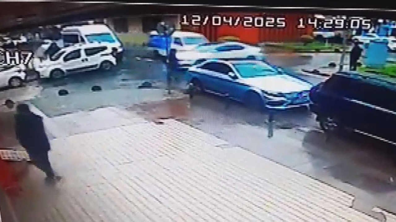 Küçükçekmece'de Otomobil Yayaya Çarptı, Kaza Anı Kamerada