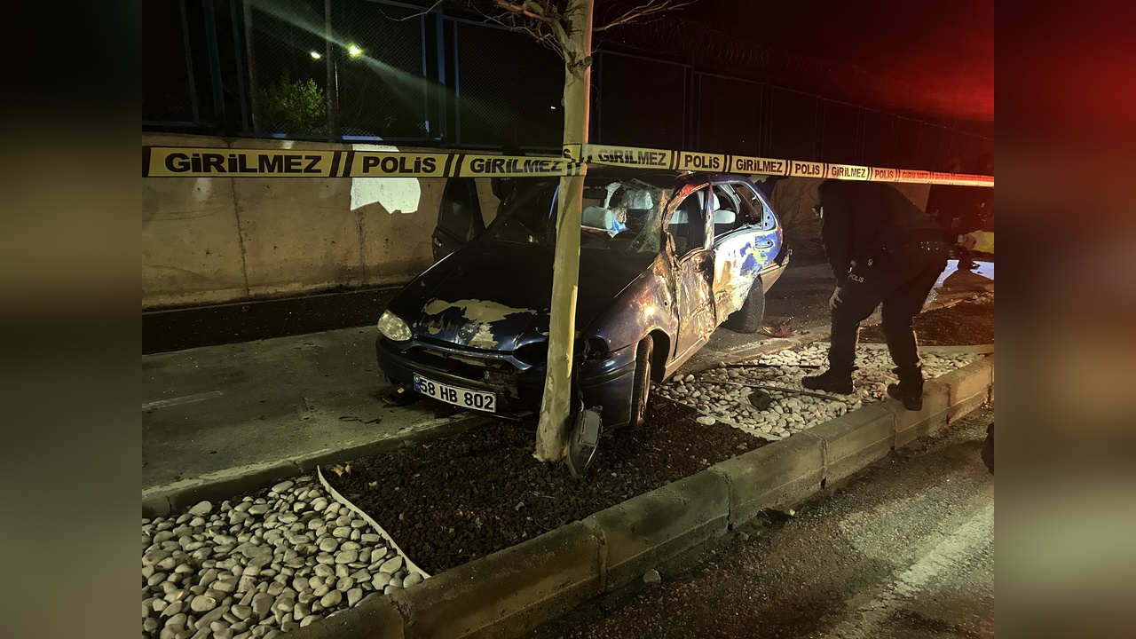 Sivas'ta Trafik Kazası: Sürücü Hayatını Kaybetti