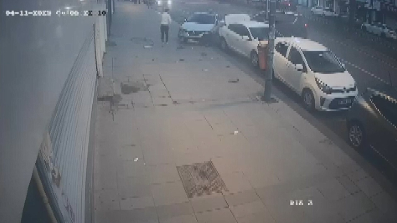 Fatih'te Park Halindeki Araçlara Çarpan Otomobilin Anları Kameralara Yansıdı