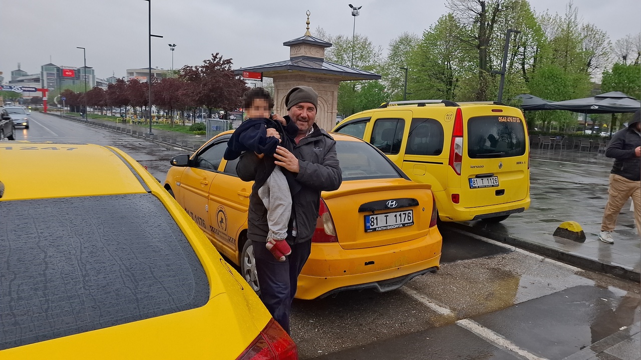 Taksiciler, Kaybolan Çocuğu Ailesine Teslim Etti