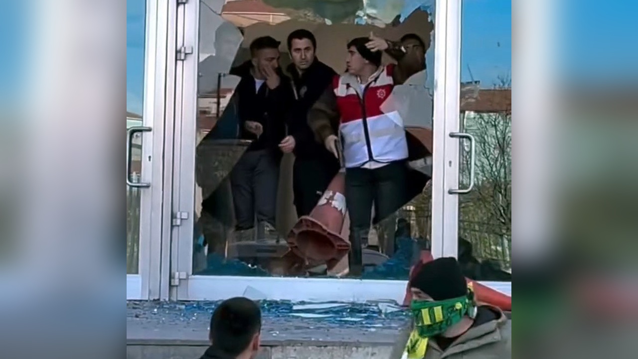 Avcılar'da Maç Sonrası Kavga: Cam Kapı Kırıldı