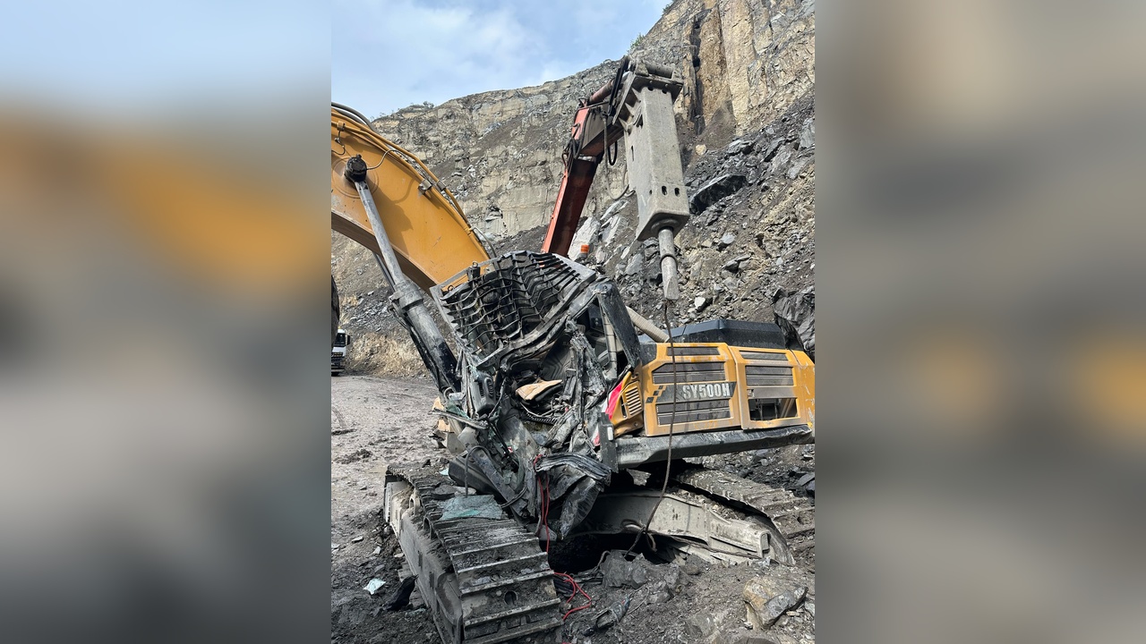 Kepçe Operatörüne Kaya Parçası Düştü: Yaralı