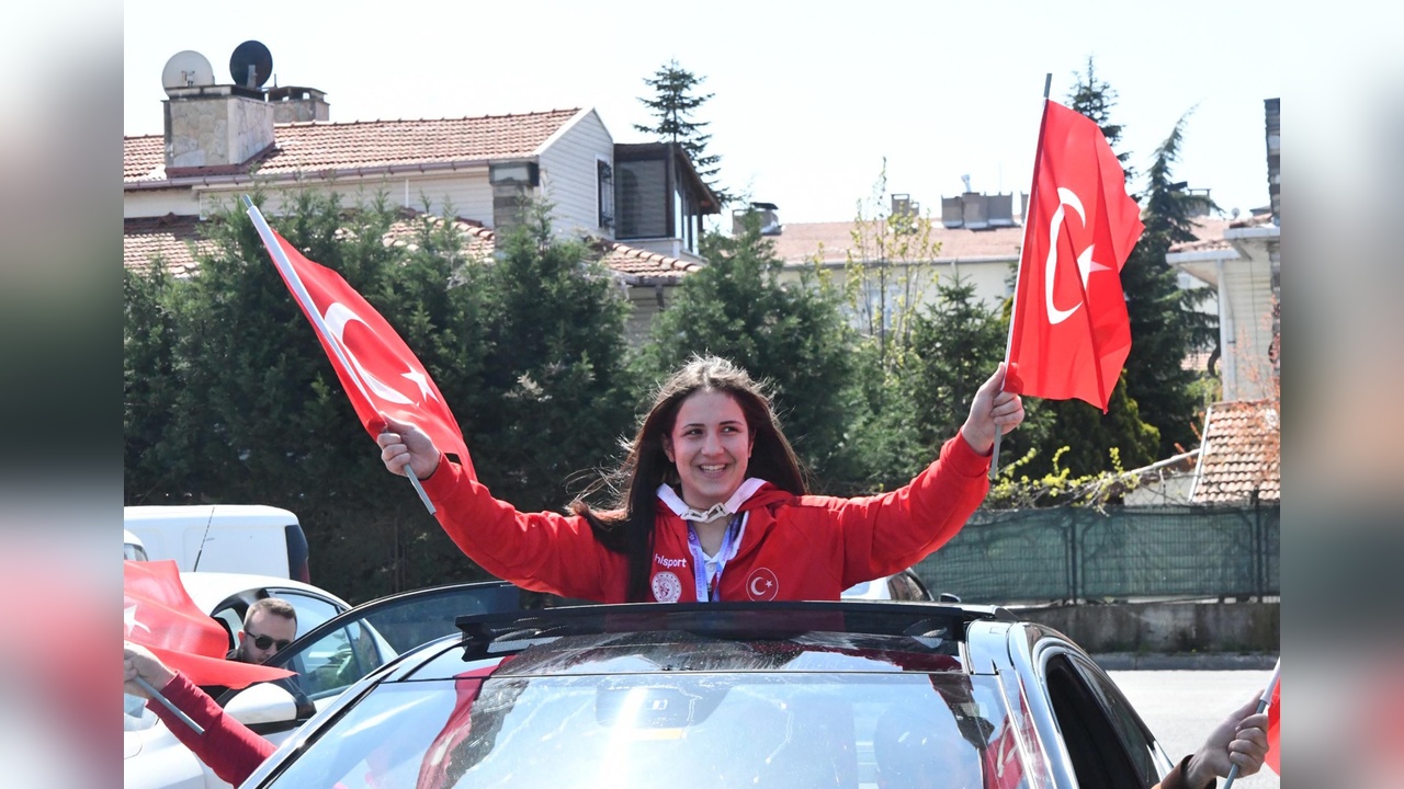 Esma Nur, Dünya Şampiyonu Olarak Memleketine Döndü