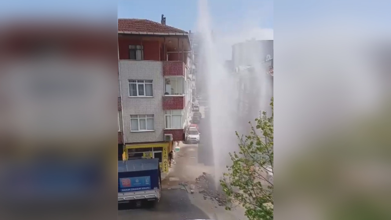 Ataşehir'de Su Borusu Patladı, Fışkıran Su Yüksekliği Üst Katları Aştı