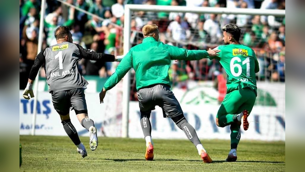 Bursaspor, TFF 2. Lig'e Yükselerek Tarih Yazdı