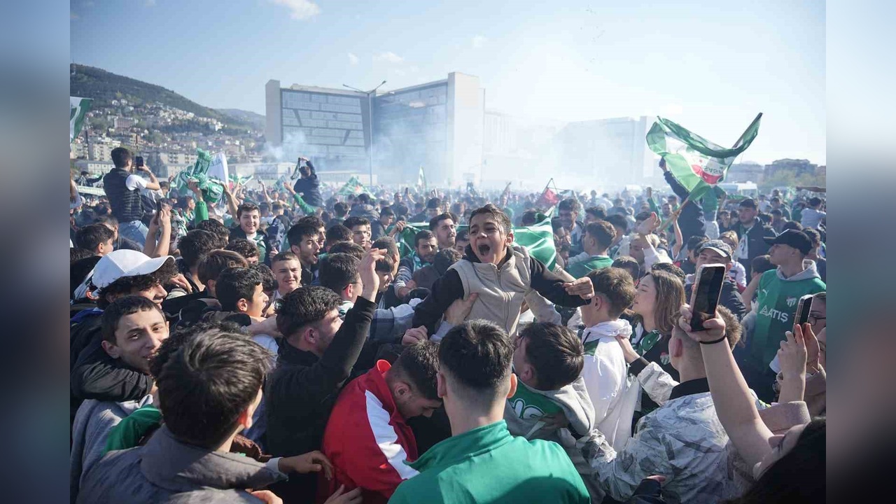 Bursaspor Taraftarları Şampiyonluğu Kutladı