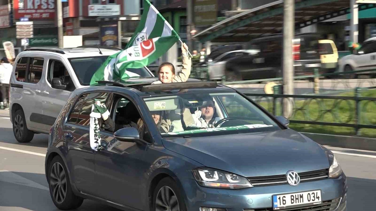 Bursaspor Taraftarları Şampiyonluğu Kutlamak İçin Sokaklarda