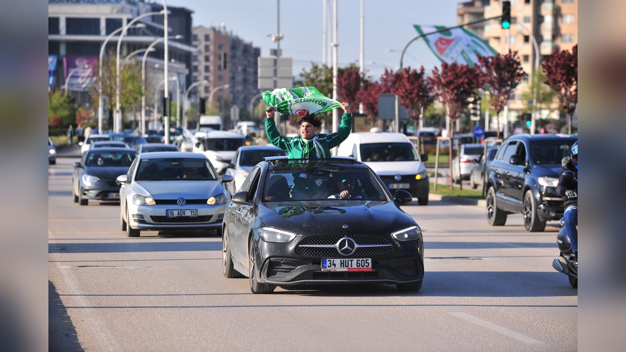 Bursaspor Taraftarları Şampiyonluğu Coşkuyla Karşıladı